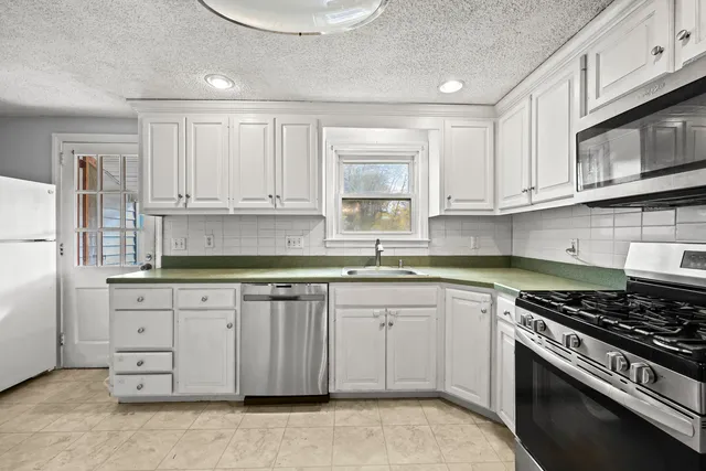 $2,600 | 133 Robbins Avenue, Newington, CT 06111