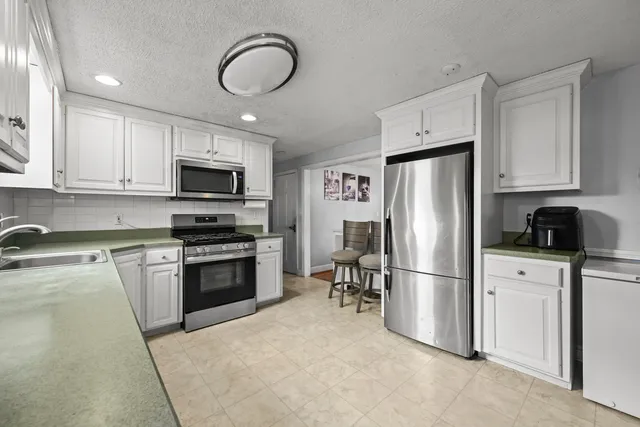 $2,600 | 133 Robbins Avenue, Newington, CT 06111