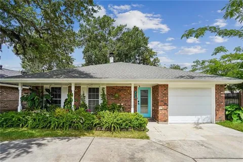 $375,000 | 806 Colonial Club Drive, Harahan, LA 70123