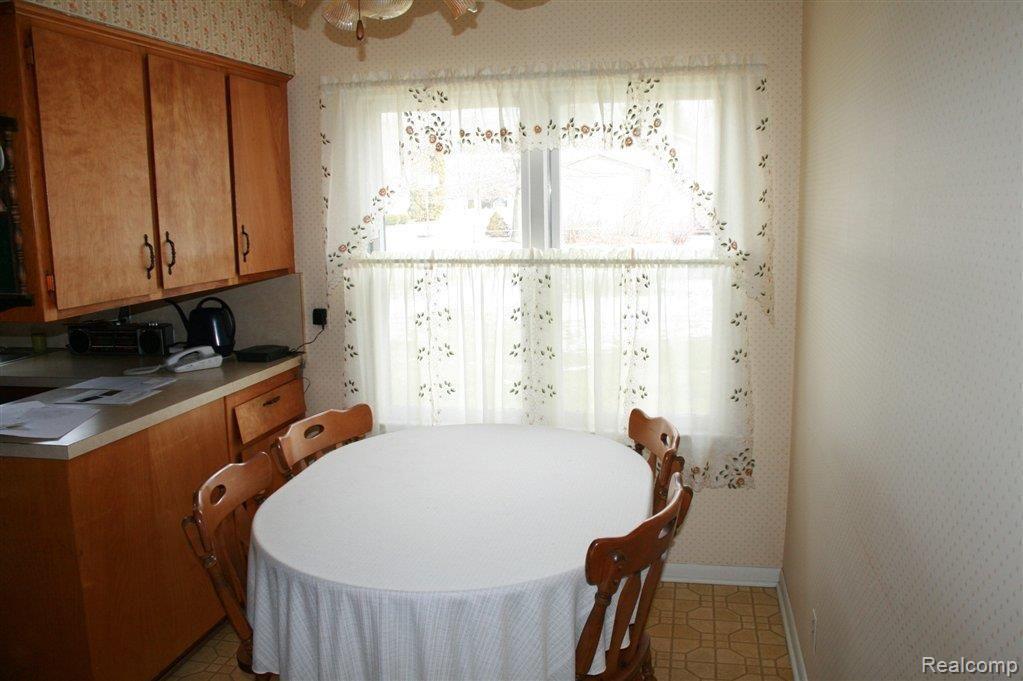 2550 Benstein Road Walled Lake, MI 48390 - Photo 10 of 20 eating area