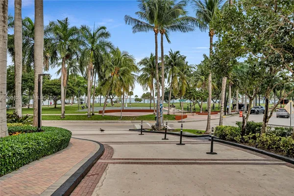 $3,300 | 2000 North Bayshore Drive, Unit 316, Miami, FL 33137