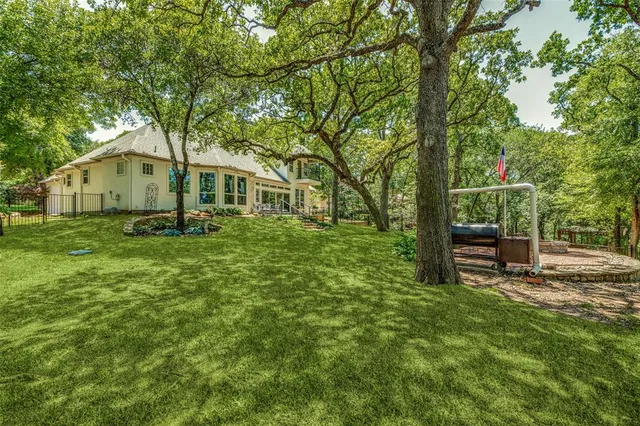 a view of a house with a backyard