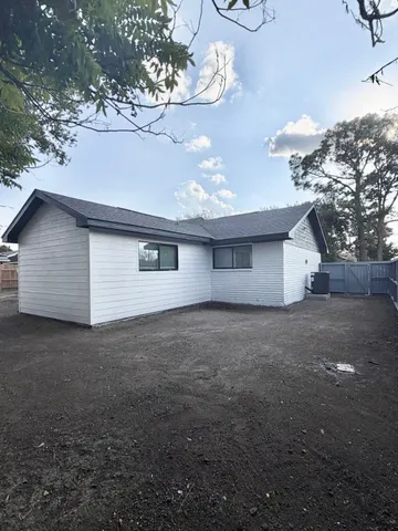 a view of a backyard