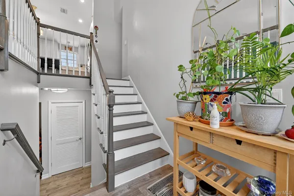a view of entryway with furniture