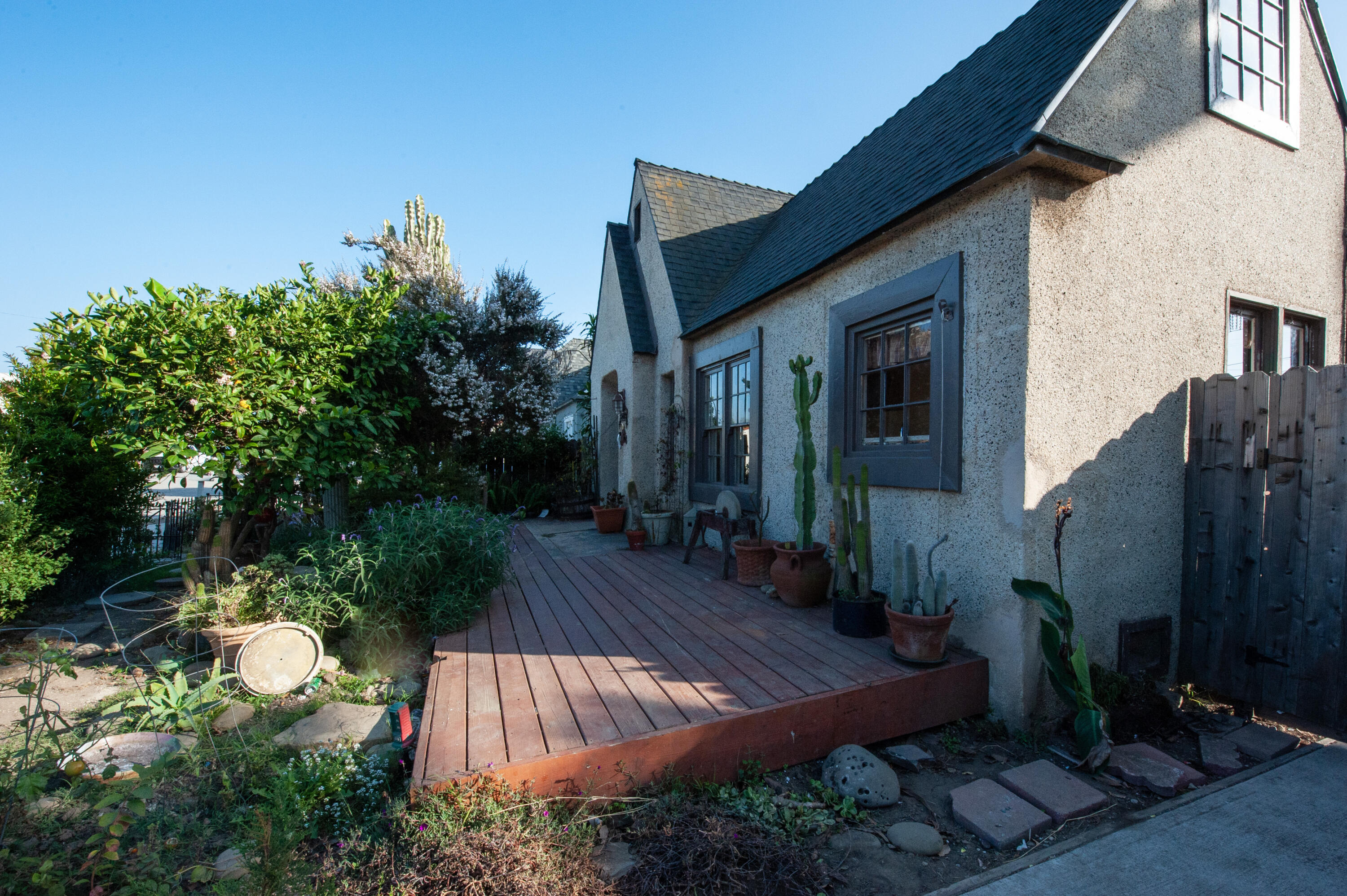 2014 Channel Drive Ventura, CA 93001 - Photo 3 of 13 Front deck
