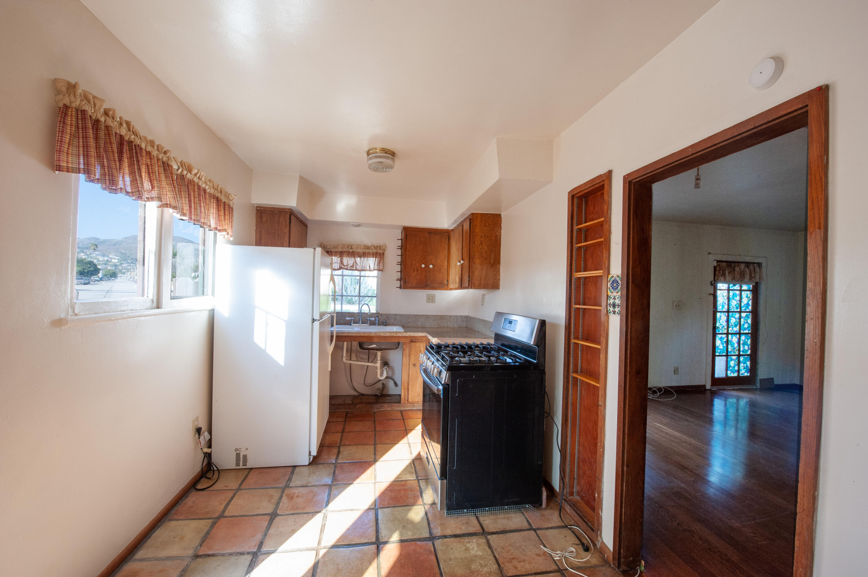 2014 Channel Drive Ventura, CA 93001 - Photo 5 of 13 Kitchen