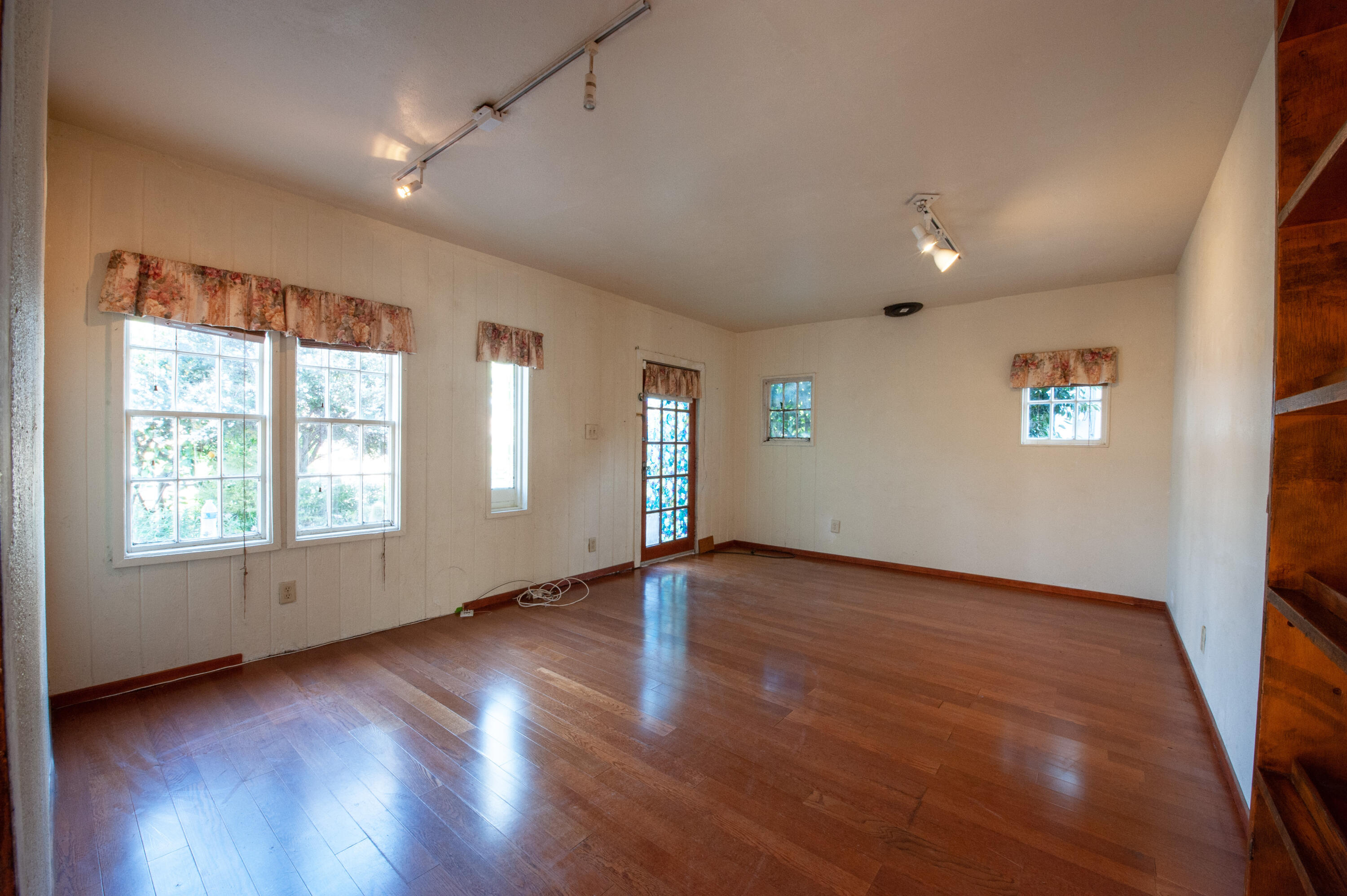 2014 Channel Drive Ventura, CA 93001 - Photo 6 of 13 Living room