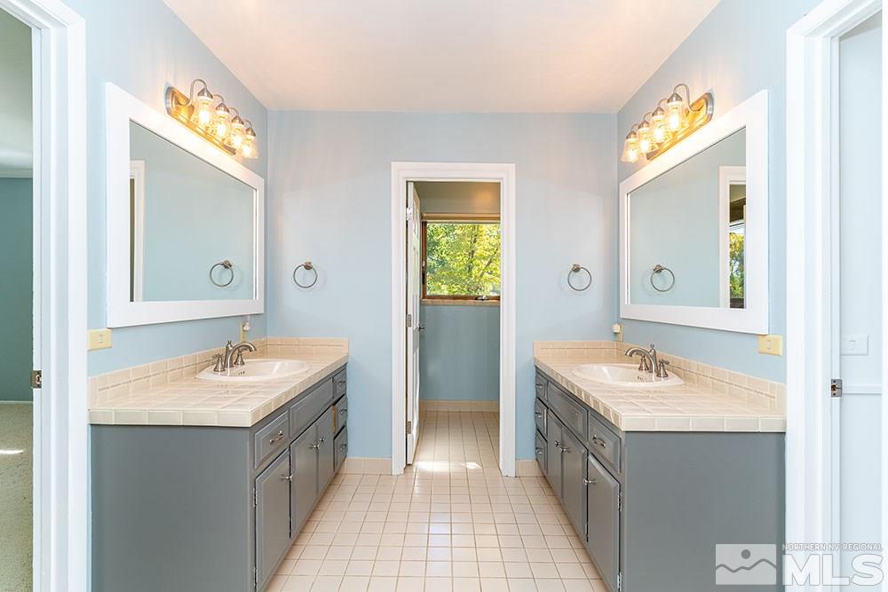 1755 Berkeley Drive Reno, NV 89509 - Photo 20 of 33 a bathroom with a tub sink and mirror