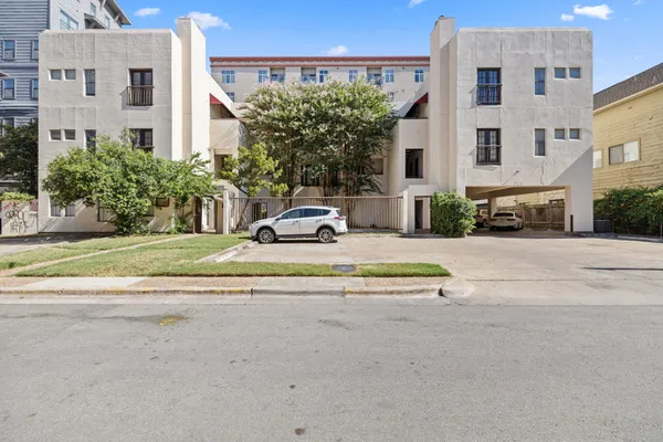 $1,800 | 712 Graham Place, Unit 203, Austin, TX 78705