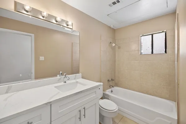 $1,800 | 712 Graham Place, Unit 203, Austin, TX 78705
