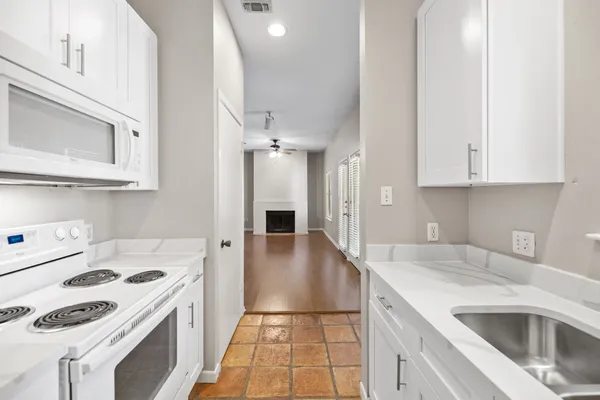$1,800 | 712 Graham Place, Unit 203, Austin, TX 78705