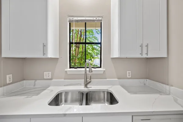 $1,800 | 712 Graham Place, Unit 203, Austin, TX 78705