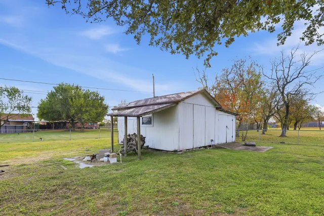 $335,000 | 2414 Loch Lomond Street, Highlands, TX 77562