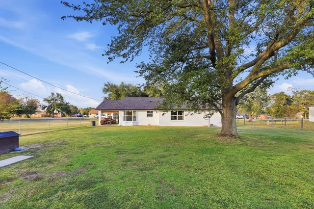 $335,000 | 2414 Loch Lomond Street, Highlands, TX 77562