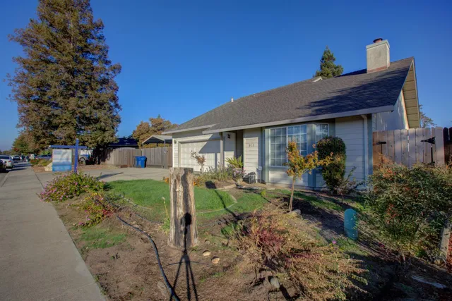 a view of a house with backyard and porch