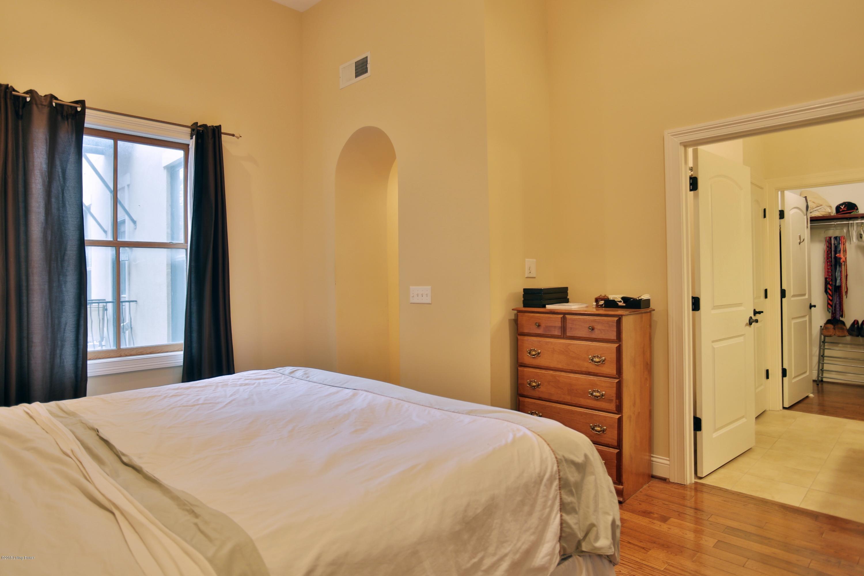927 Cherokee Road, Unit 2 Louisville, KY 40204 - Photo 9 of 19 Master bedroom