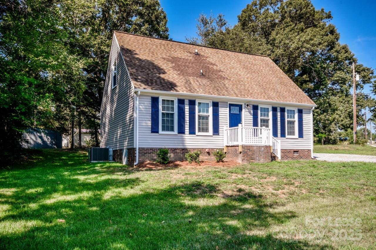 a house that is sitting in the grass