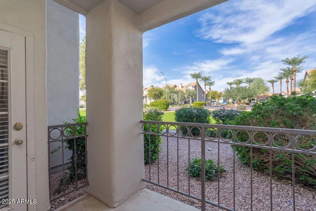 a view of a entrance of the house