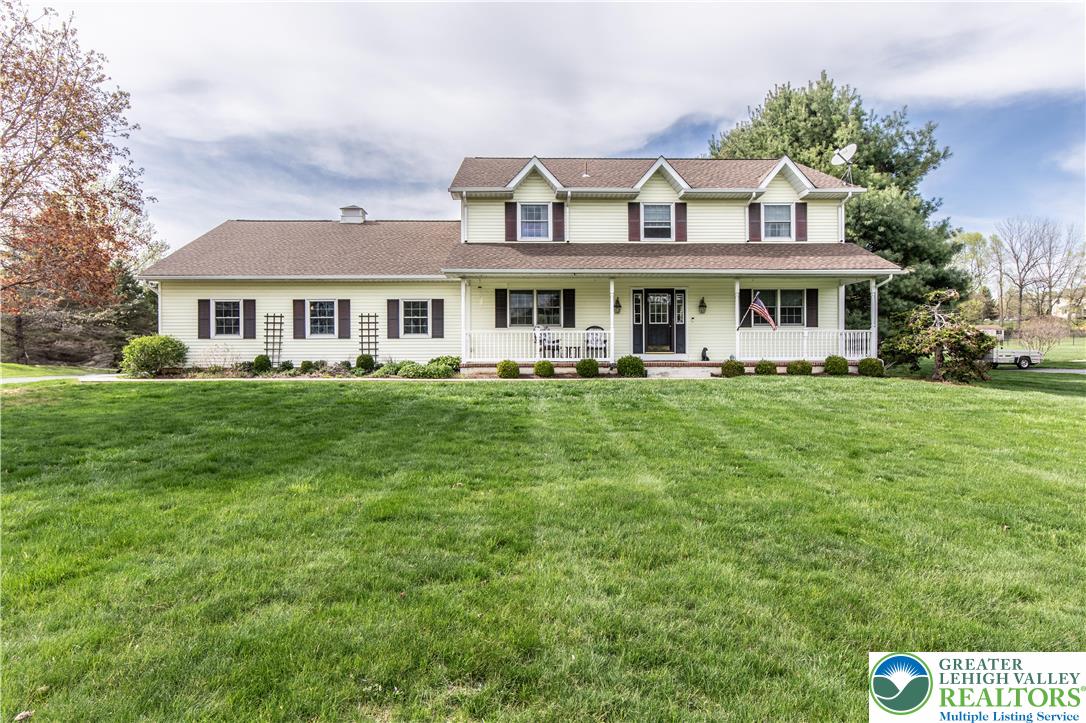 540 Royal Manor Road Easton, PA 18042 - Photo 1 of 64 a front view of a house with a yard