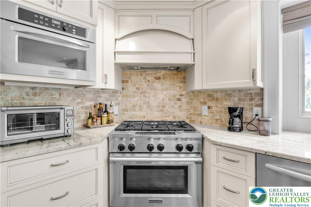 540 Royal Manor Road Easton, PA 18042 - Photo 35 of 64 a kitchen with microwave a stove and cabinets