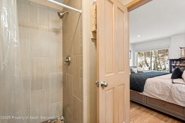 a livingroom with workspace and a window