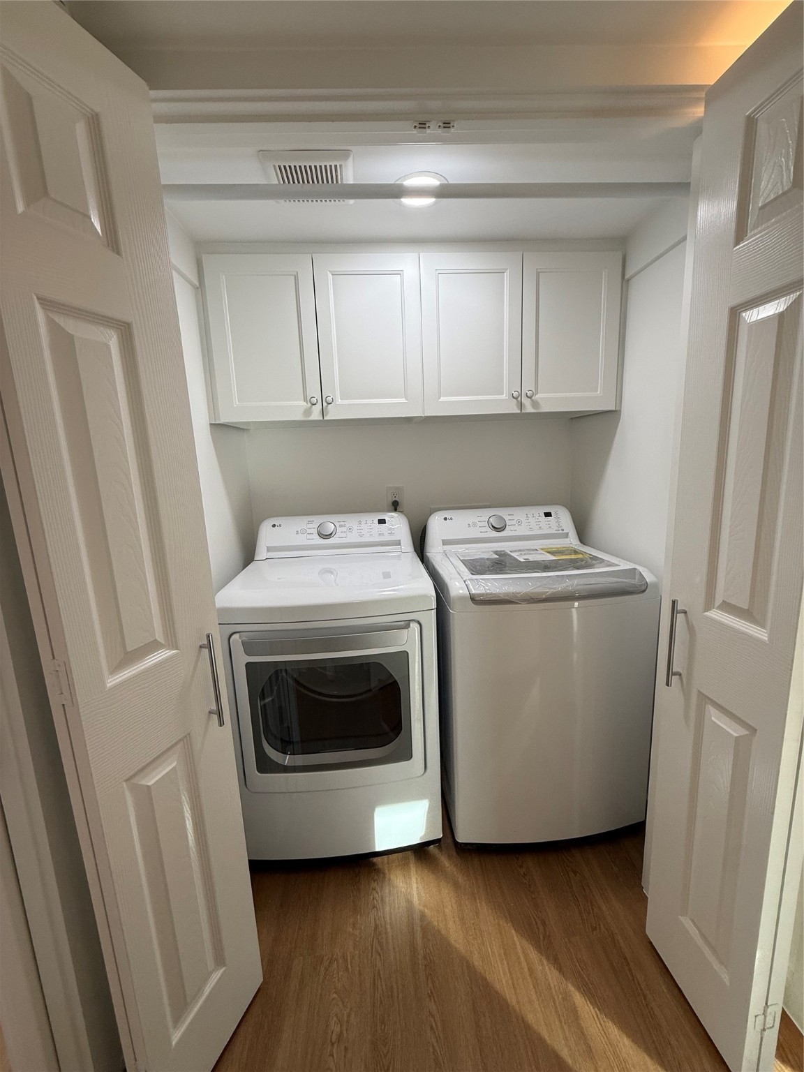 3400 Timmons Lane, Unit 52 56 Houston, TX 77027 - Photo 17 of 40 a utility room with wooden floor washer and dryer