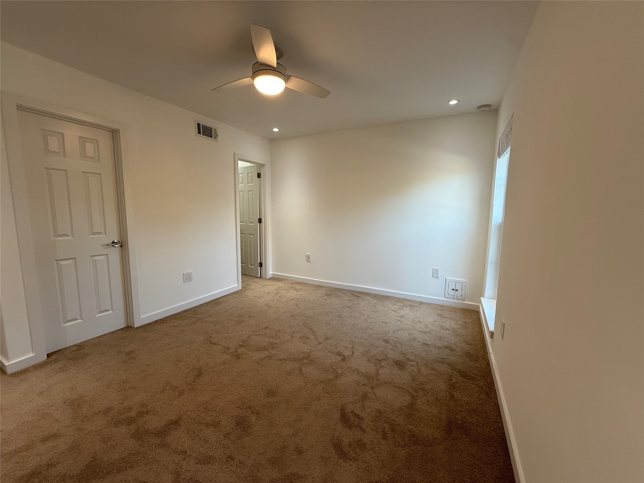 3400 Timmons Lane, Unit 52 56 Houston, TX 77027 - Photo 20 of 40 an empty room with a bathroom