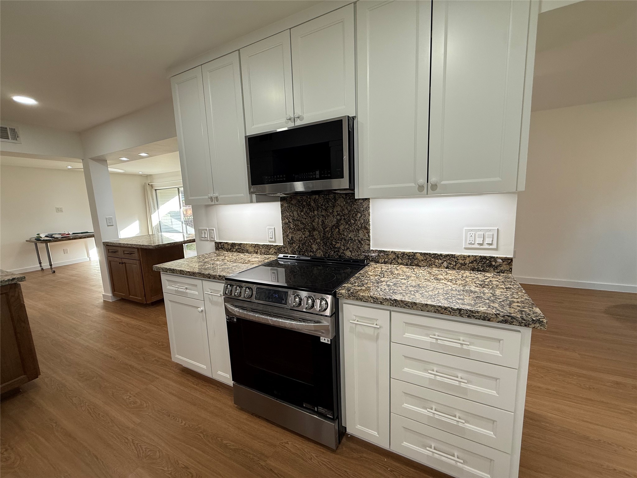 3400 Timmons Lane, Unit 52 56 Houston, TX 77027 - Photo 33 of 40 a kitchen with a stove and a microwave