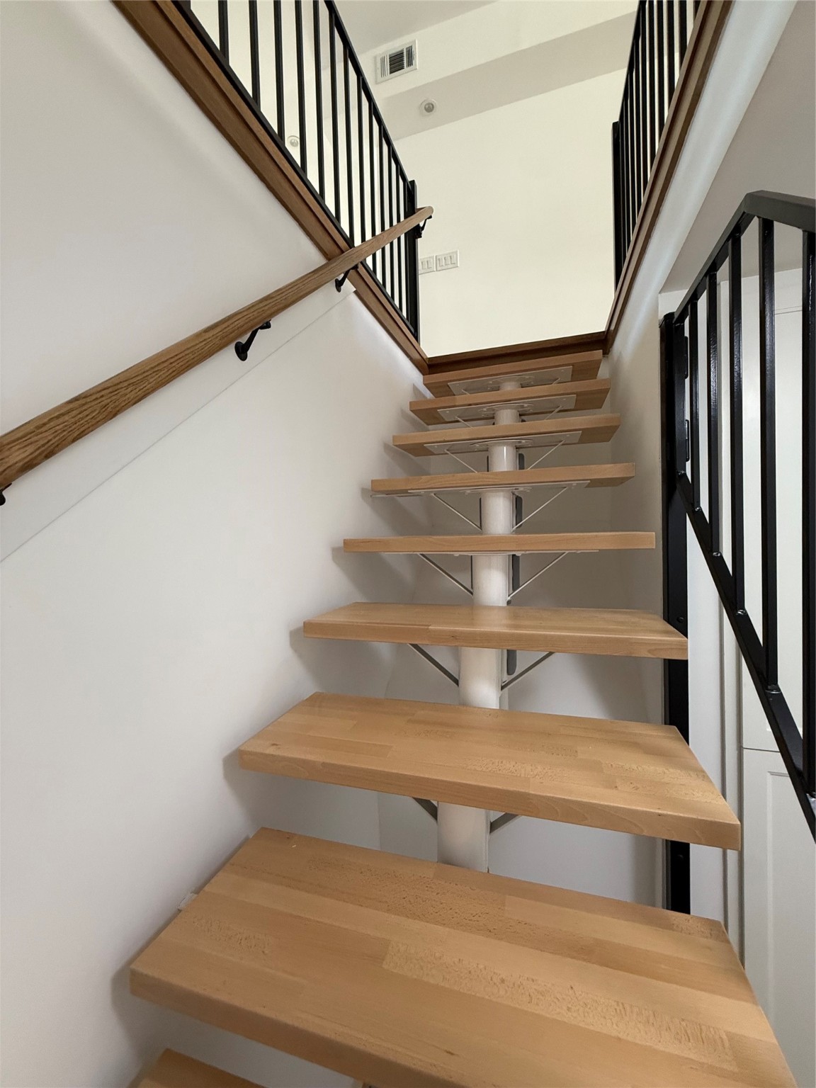 3400 Timmons Lane, Unit 52 56 Houston, TX 77027 - Photo 4 of 40 a view of entryway