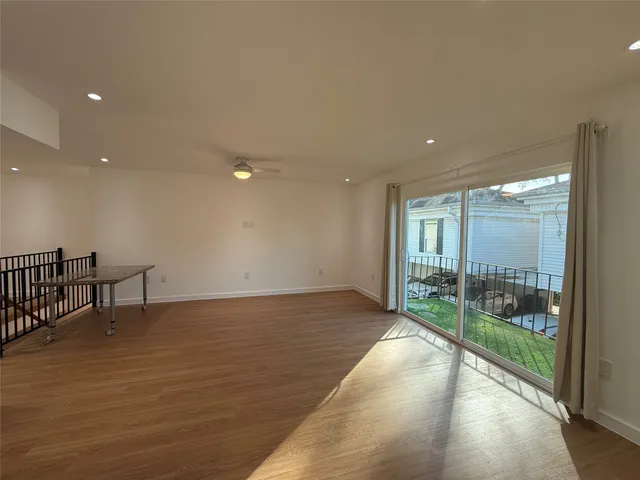 a view of livingroom with furniture