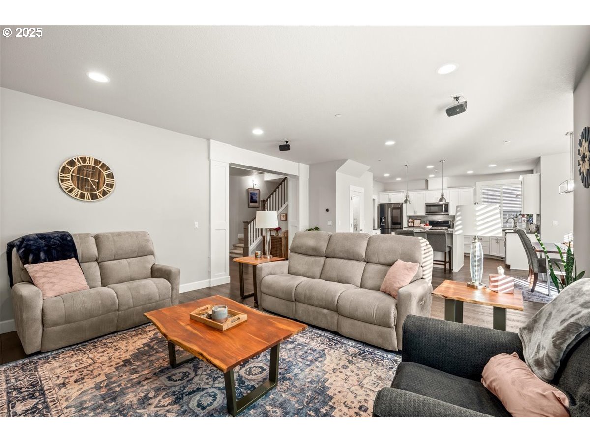 3403 North Holladay Street Cornelius, OR 97124 - Photo 16 of 46 Living Room