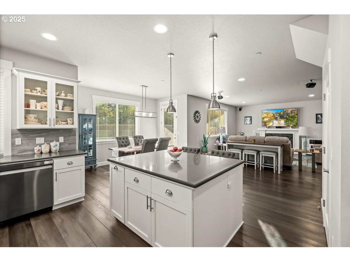 3403 North Holladay Street Cornelius, OR 97124 - Photo 22 of 46 Kitchen