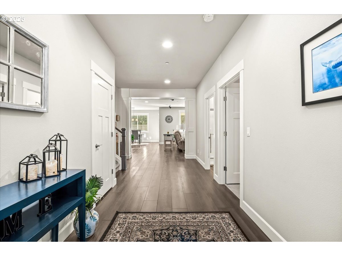 3403 North Holladay Street Cornelius, OR 97124 - Photo 10 of 46 Entrance/Foyer