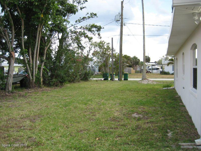 1624 Wavecrest Street Merritt Island, FL 32952 - Photo 24 of 25 East Side Yard