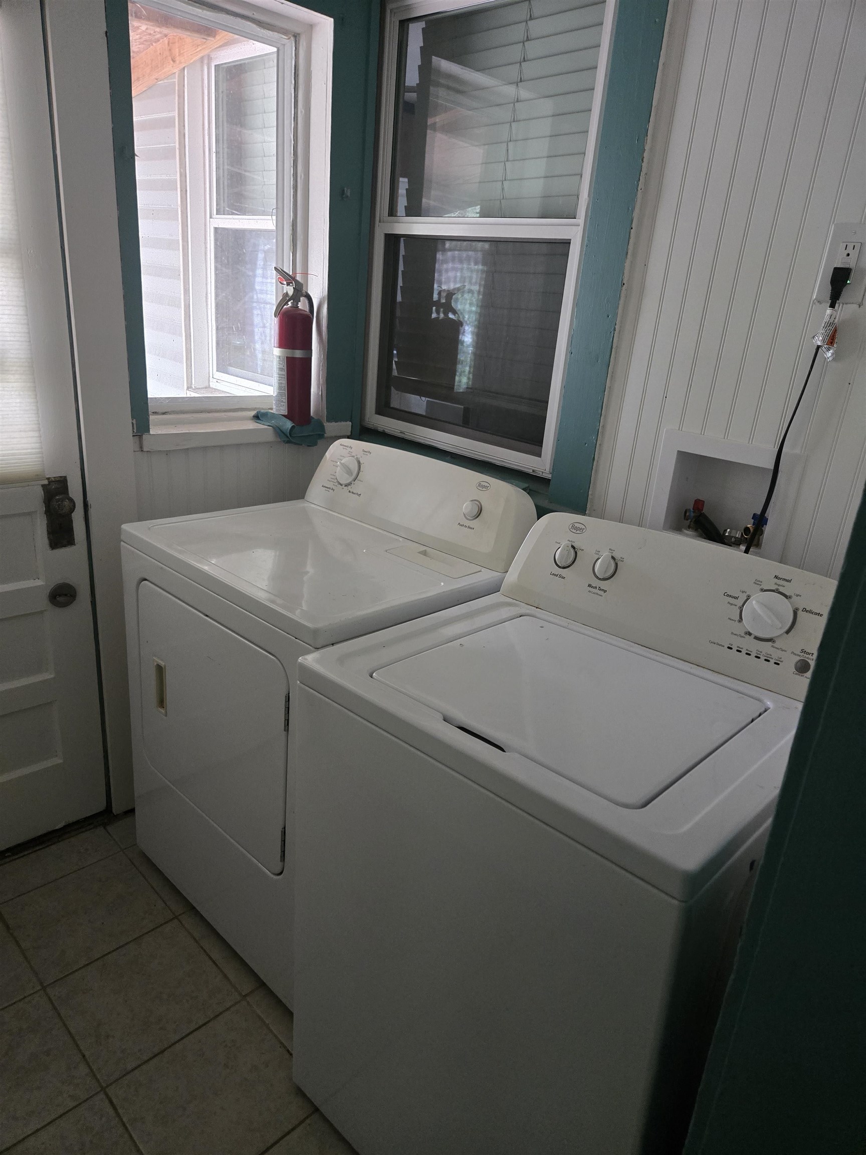 3580 Allandale Lane Memphis, TN 38111 - Photo 9 of 11 a utility room with dryer and washer