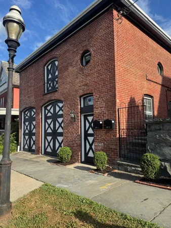 $2,300 | 61 Clinton Street, Unit 1, Newburgh, NY 12550