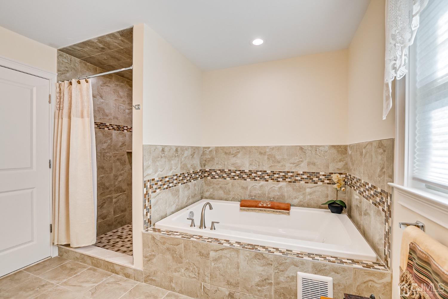 164 Parsonage Road Edison, NJ 08837 - Photo 19 of 34