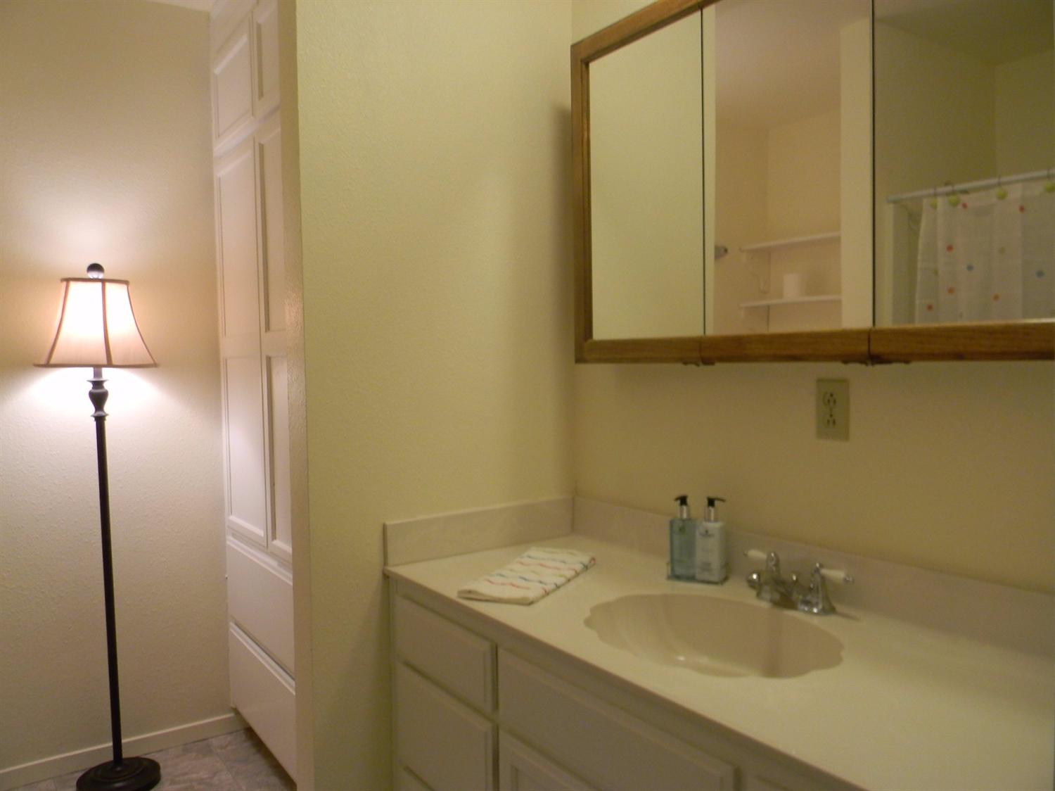 32416 Chickasaw Road Coarsegold, CA 93614 - Photo 16 of 22 Hallway bathroom