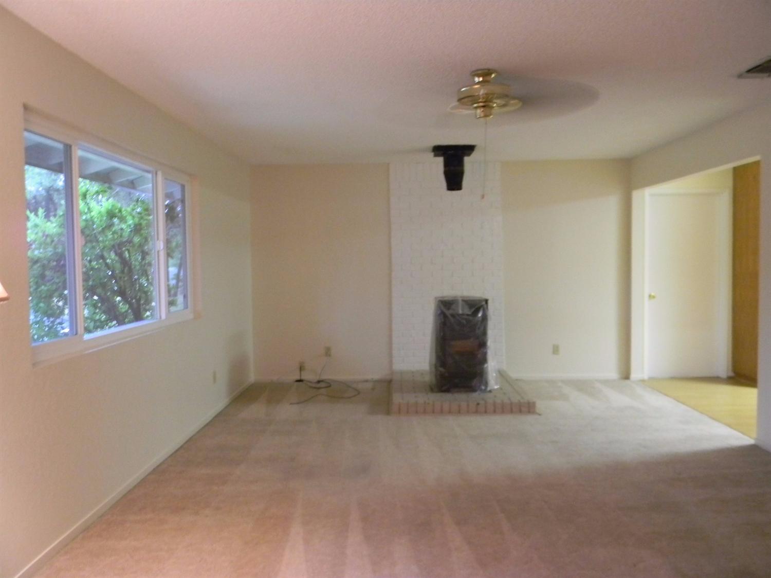 32416 Chickasaw Road Coarsegold, CA 93614 - Photo 10 of 22 Family room with new pellet stove