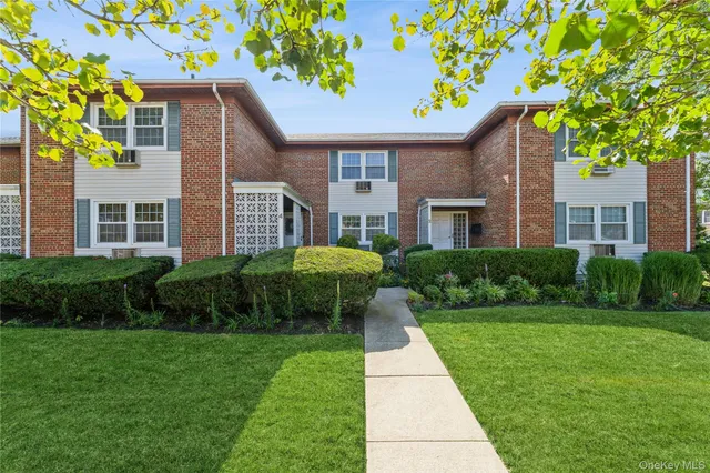 $479,000 | 4 Windermere Place, Unit 6, Rockville Centre, NY 11570