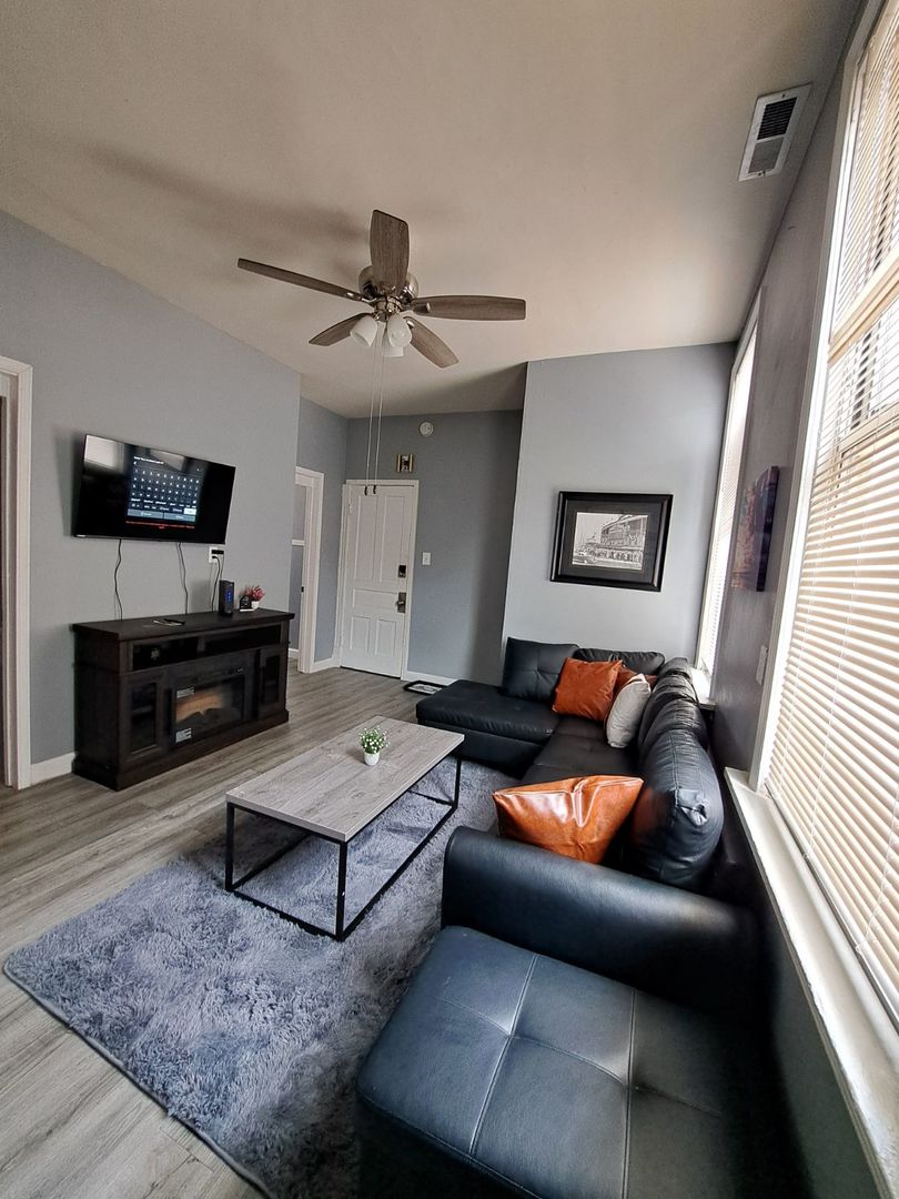 3128 North Clybourn Avenue, Unit 2R Chicago, IL 60618 - Photo 7 of 33