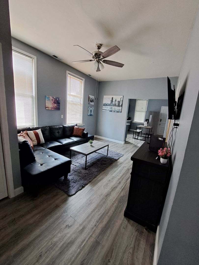 3128 North Clybourn Avenue, Unit 2R Chicago, IL 60618 - Photo 8 of 33