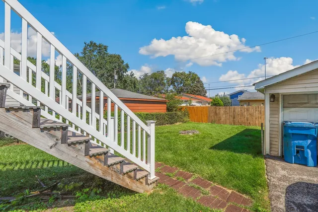a view of a house with backyard and a hammock