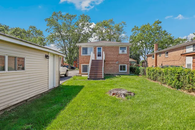 a view of a back yard of the house