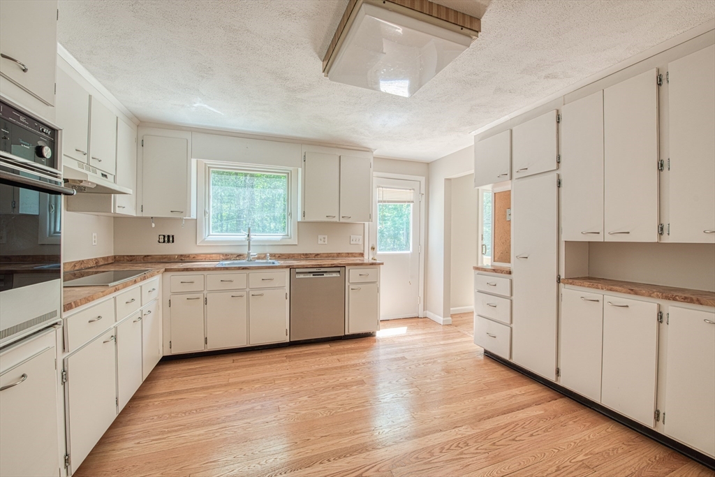 160 Hampton Road Sharon, MA 02067 - Photo 5 of 29