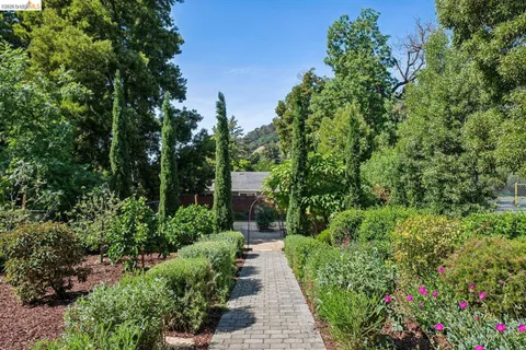 $949,000 | 7406 Circle Hill Drive, Oakland, CA 94605