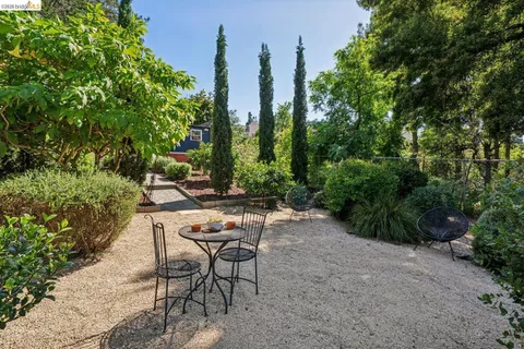 $949,000 | 7406 Circle Hill Drive, Oakland, CA 94605
