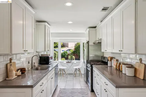 $949,000 | 7406 Circle Hill Drive, Oakland, CA 94605