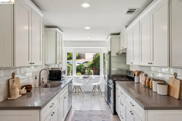 $949,000 | 7406 Circle Hill Drive, Oakland, CA 94605