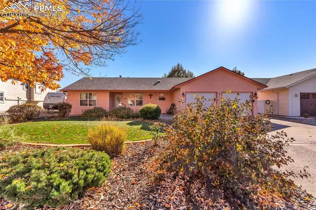 a view of a house with a yard